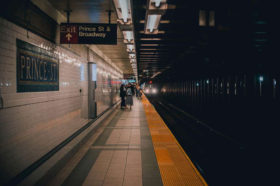 Muere un hombre al ser empujado a las vías del metro de Nueva York