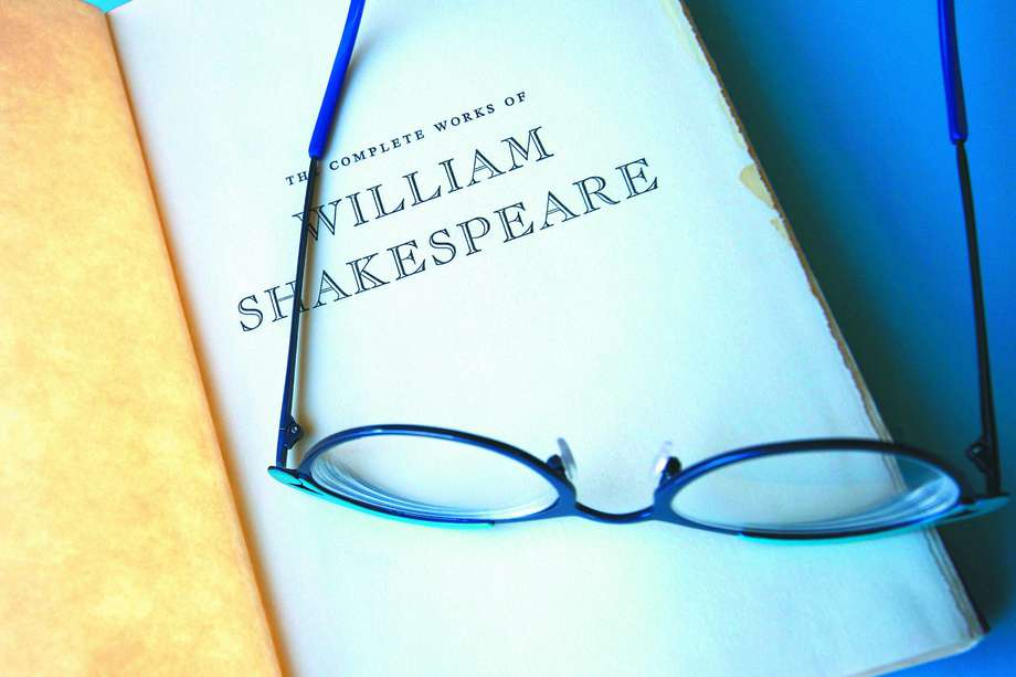 Las escuelas inglesas stratfordiana y anti-stratfordiana debaten sobre la autoría de William Shakespeare.