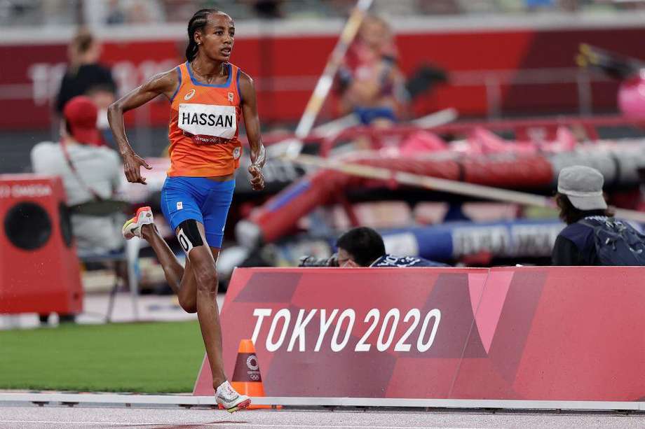 Sifan Hassan, atleta neerlandesa, logró una victoria épica memorable en los 5.000 metros de Tokio, pues en la primera carrera sufrió una caída que la pudo haber dejado por fuera.