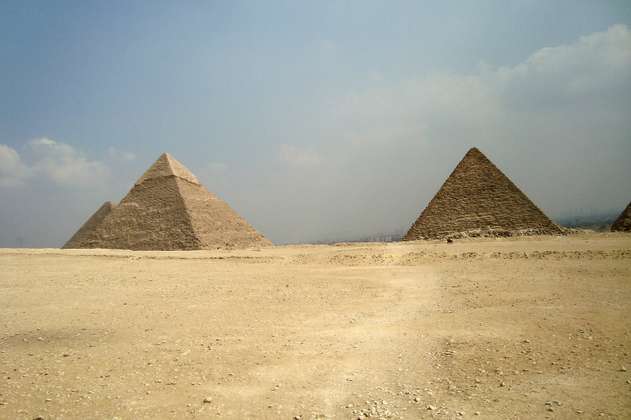 Polémica en Egipto por pareja que se desnudó en lo alto de una pirámide 