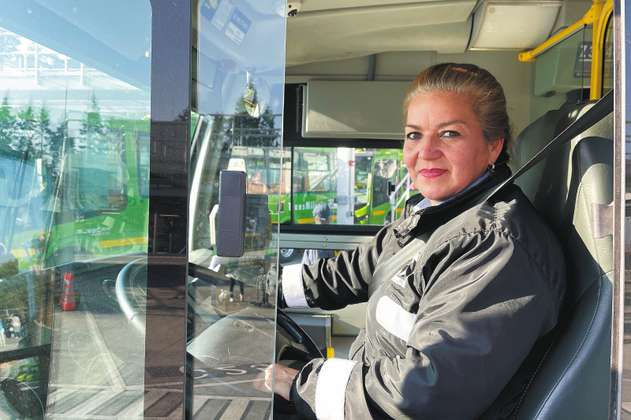 Mujeres al volante en el transporte público de Bogotá