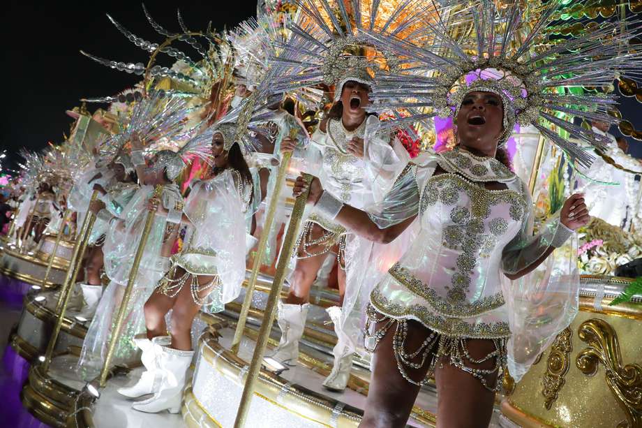 La escuela de samba Mangueira participa en el segundo día de desfiles de las Escuelas de Samba del Grupo Especial del carnaval en el Sambódromo de Río de Janeiro (Brasil)
