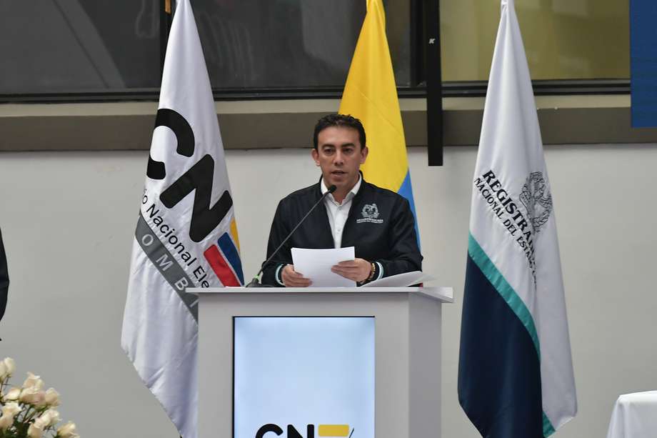 Registrador Nacional durante la entrega de credenciales a Gustavo Petro y Francia Márquez por parte del CNE en la Registraduría Nacional.