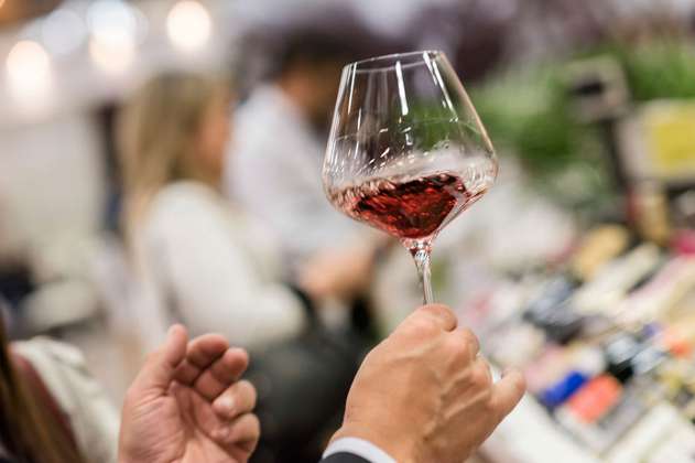 Francia prevé caída de 18% en su producción de vino por heladas