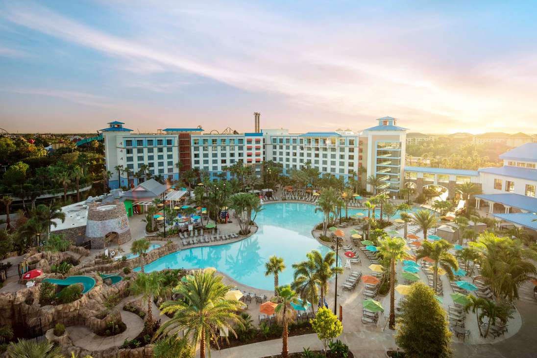 En medio del área de la playa, las palmeras y la piscina, encontrará opciones de comida caribeña, incluyendo un moderno bar con variedad de rones exclusivos y añejados. Este hotel cuenta con la piscina más grande del complejo turístico.