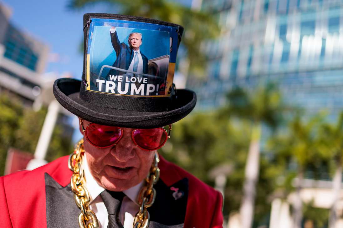 Miami (United States), 13/06/2023.- A trump supporter outside of the Wilkie D. Ferguson United States Courthouse where former President Donald Trump is scheduled to surrender today federal authorities in Miami, Florida, USA, 13 June 2023. Trump is facing multiple federal charges stemming from an US Justice Department investigation lead by Special Counsel Jack Smith related to Trump'Äôs alleged mishandling of classified national security documents. (Estados Unidos) EFE/EPA/JUSTIN LANE