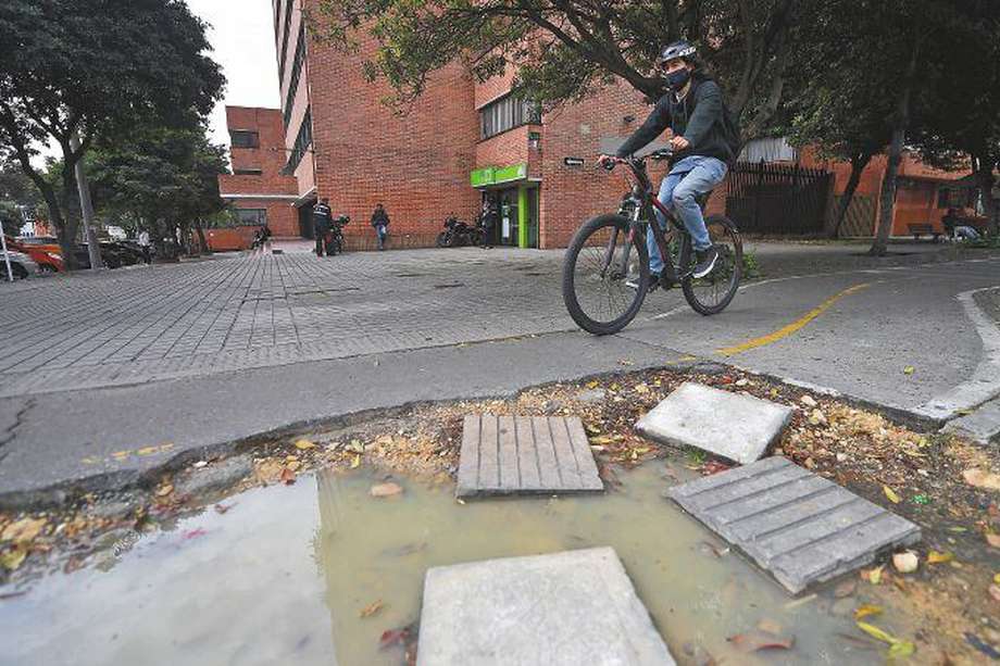 Mejorar las condiciones de la infraestructura es una de las peticiones de los ciclistas, para no tener que compartir la vía con los carros. 
