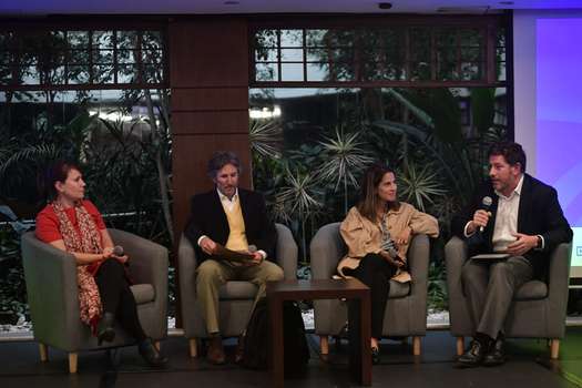 Conversatorio "Sistemas de cuidado para el desarrollo sostenible y equitativo" sobre los avances de las "manzanas de cuidado" en Bogotá.