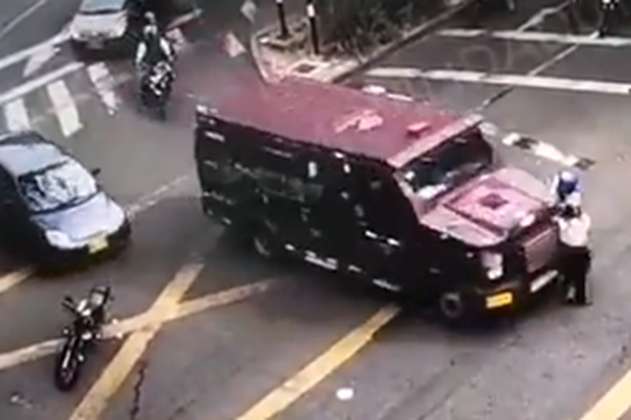 Carro de valores arrolló a dos agentes de tránsito en vía de Medellín (video)	