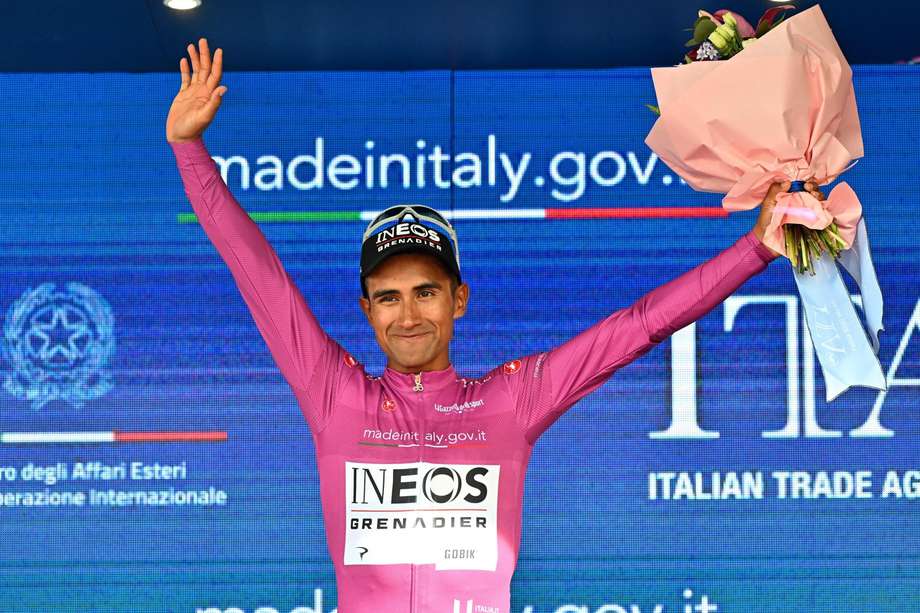El ecuatoriano Jhonatan Narváez ganó primera etapa del Giro de Italia y estrenó 'maglia' rosa.