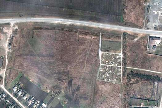 Esta imagen satelital publicada por Maxar Technologies el 21 de abril de 2022 muestra una descripción general de un cementerio y una expansión temprana del sitio de las tumbas en el extremo noroeste de Manhush, Ucrania (ubicado aproximadamente a 20 kilómetros al oeste de Mariupol).