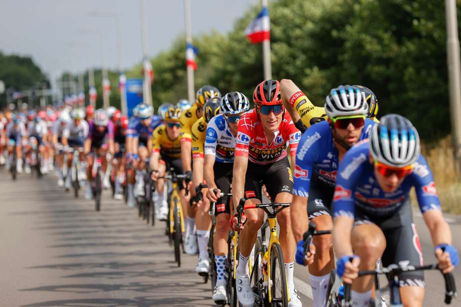 Los corredores en acción durante la segunda etapa de la Vuelta a España 2022, que tenía un recorrido de 175,1 kilómetros.
