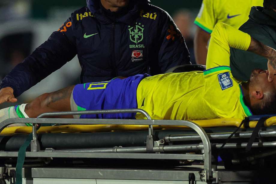 Neymar sale lesionado luego de su partido enfrentando a Uruguay con Brasil. 