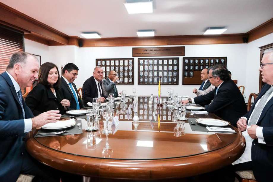 El presidente Gustavo Petro y los presidentes de las altas cortes, durante una reunión en el Palacio de Justicia en mayo de 2023.