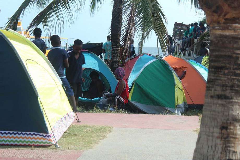 Más de mil migrantes están atrapados en las playas de Necoclí.