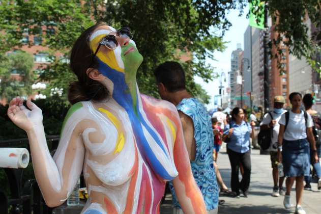 Cuerpos desnudos pintados para celebrar el arte y aceptarse 