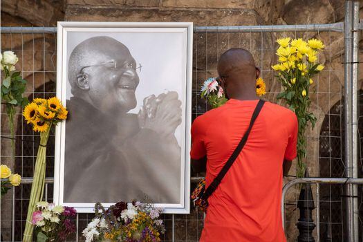En la Catedral de San Jorge, en Ciudad del Cabo, se instaló un muro en memoria de Desmond Tutu, después de la noticia de su muerte.