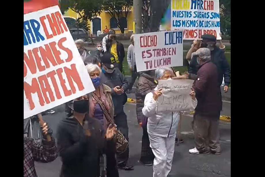 Un grupo de adultos mayores salió a marchar en el barrio La Soledad en apoyo al Paro Nacional.