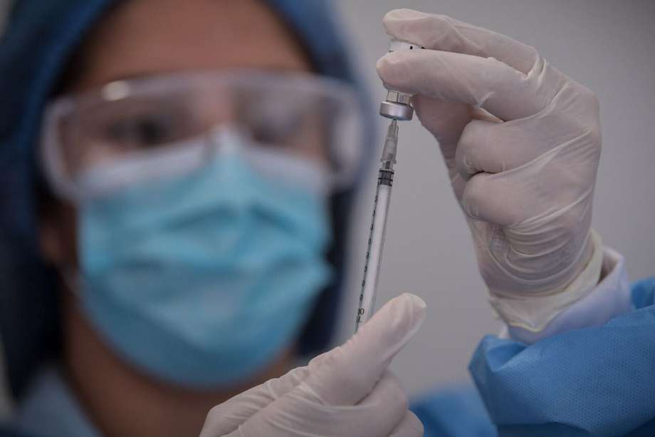De acuerdo con el más reciente reporte del Ministerio de Salud, hasta el momento se han vacunado a 45.166 personas del personal de salud.