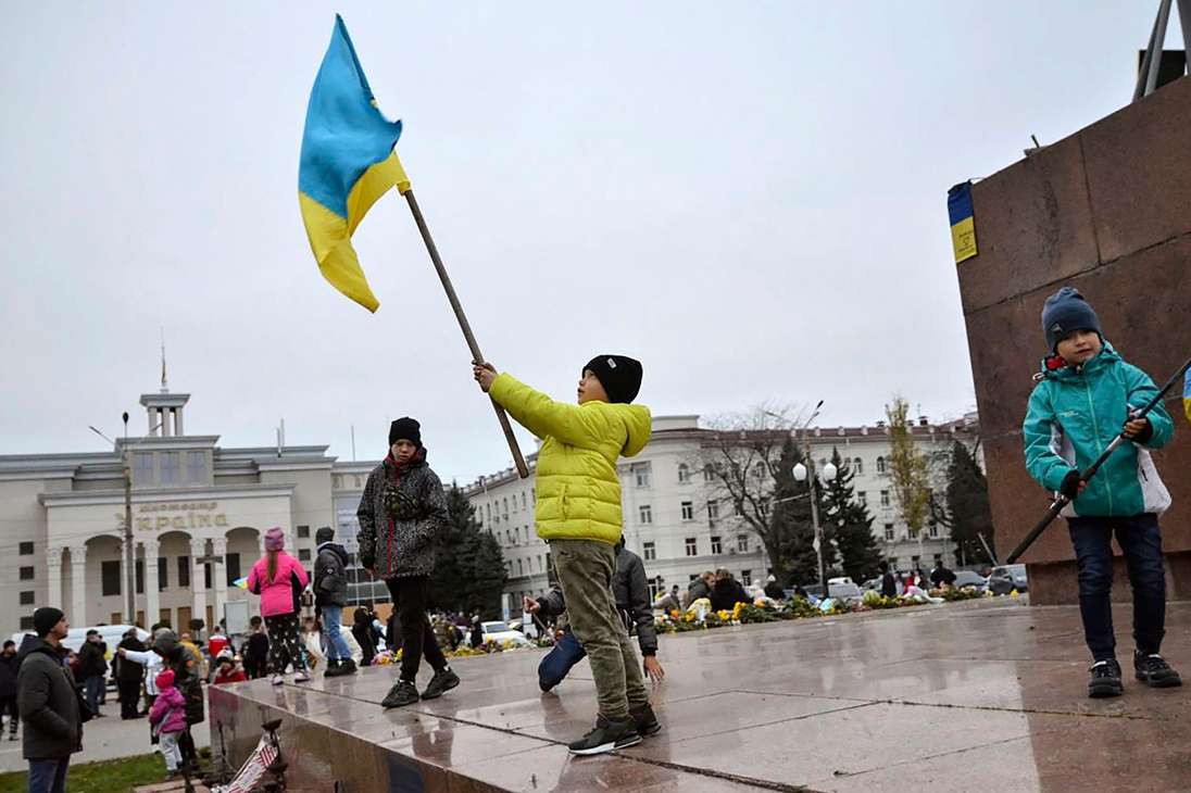 Kherson (Ukraine), 13/11/2022.- Children wave Ukrainian flags at the main square in the recently recaptured city of Kherson, Ukraine, 13 November 2022. Ukrainian troops arrived in Kherson on 11 November following the Russian troops' withdrawal from the city. Russian troops entered Ukraine on 24 February 2022 starting a conflict that has provoked destruction and a humanitarian crisis. (Rusia, Ucrania) EFE/EPA/IVAN ANTYPENKO
