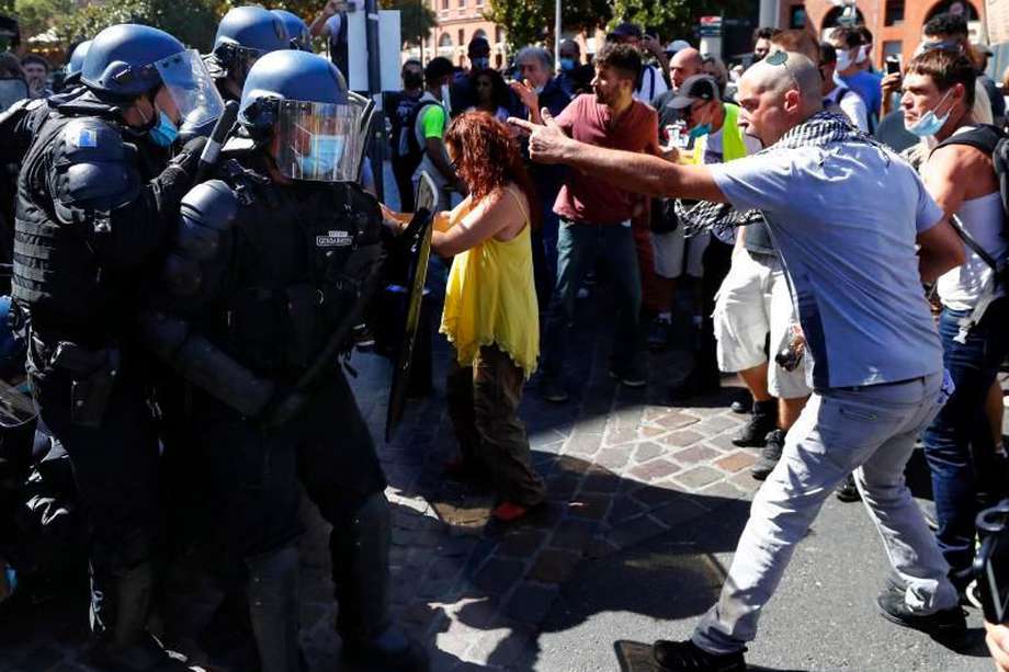  En Francia se retomaron las protestas de los chalecos amarillos que ocasionaron enfrentamientos con la policía nacional. / EFE