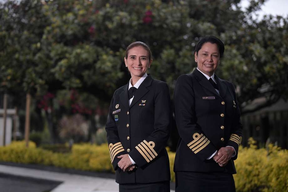 Las capitanas Beatriz García (izq) y Carolina Gómez (der) son las primeras mujeres que serán contralmirantes de la Armada.
