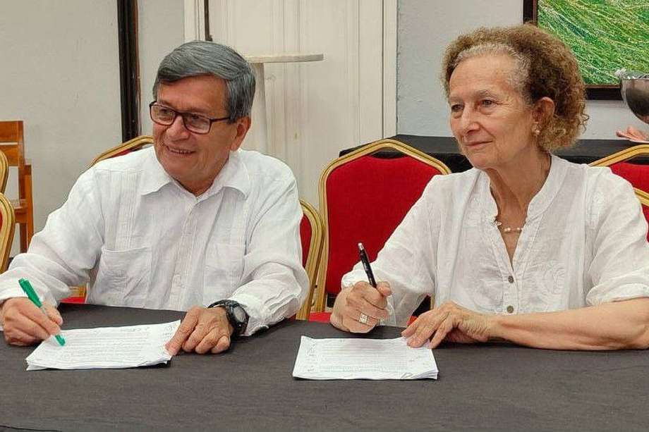 El jefe negociador del ELN, Pablo Beltrán, y su homóloga en la delegación del Gobierno, Vera Grabe, durante el sexto ciclo de diálogos en Cuba.