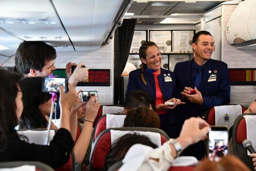 Los tripulantes del vuelo Carlos Ciuffardi y Paula Podest Ruiz tras ser casados por el papa Francisco. /AFP
