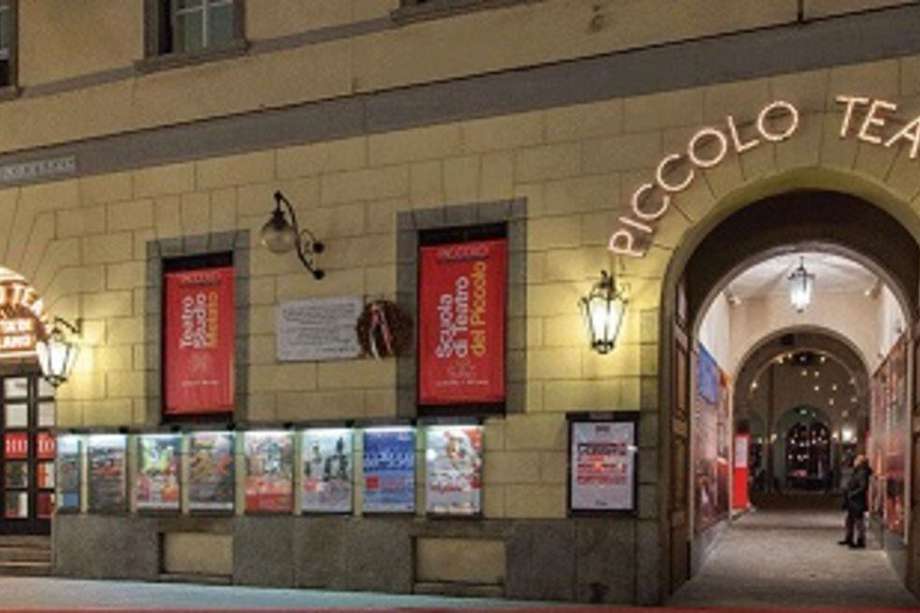 Fachada del Piccolo Teatro Grassi de Milán, que actualmente se encuentra cerrado por las restricciones para mitigar el Covid-19.