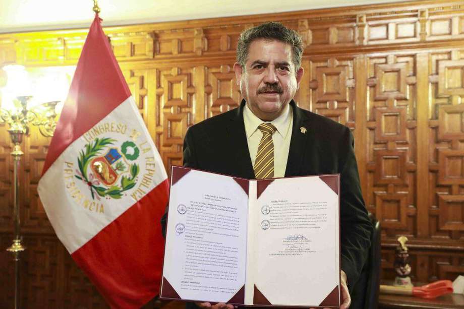 Manuel Merino asume la Presidencia de Perú tras la destitución de Martín Vizcarra.