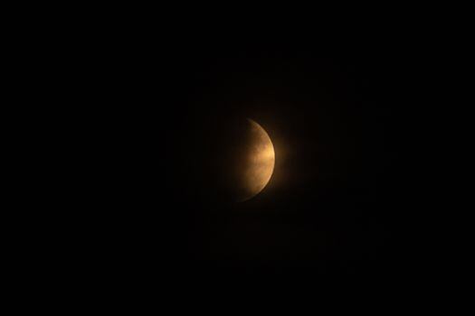 Las increíbles fotos del último eclipse lunar del 2021. Así se vio en el mundo