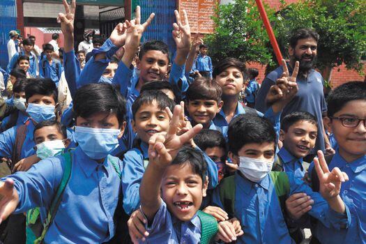 Students react outside their school in Lahore on September 4, 2021, as the government announced closure of educational institutes for a week as a preventive measure to curb the spread of the Covid-19 coronavirus. (Photo by Arif ALI / AFP)

