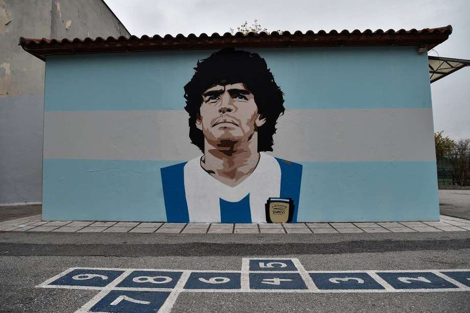 Mural que pintaron en Kalamaria (Grecia) en honor a Diego Armando Maradona, quien falleció el 25 de noviembre pasado a los 60 años de edad.