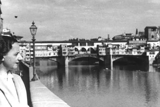 La pensadora María Zambrano en el Ponte Vecchio de Florencia, Italia.