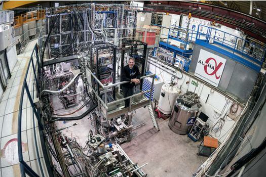 El investigador Jeffrey Hangst en las instalaciones del experimento ALPHA. / CERN