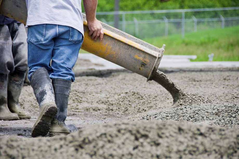 La débil producción y despachos de cemento gris puede ser indicio de que la construcción comienza a aflojar.