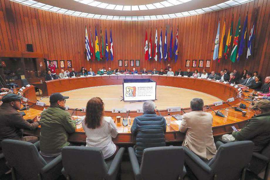 Fotografía de la sesión de clausura del quinto ciclo de la mesa de diálogos de paz entre el Gobierno y el ELN en la Ciudad de México. (México). EFE/ Isaac Esquivel

