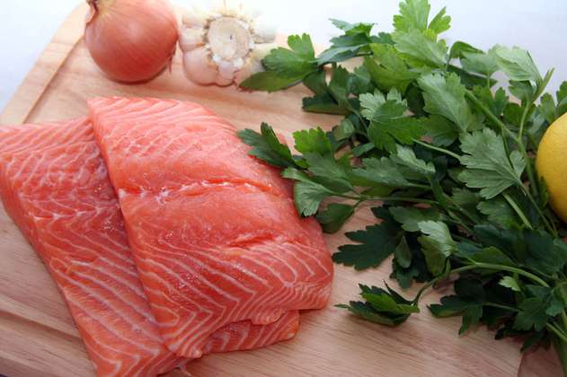 Centro Democrático propone IVA a “alimentos de lujo como quesos madurados o salmón”