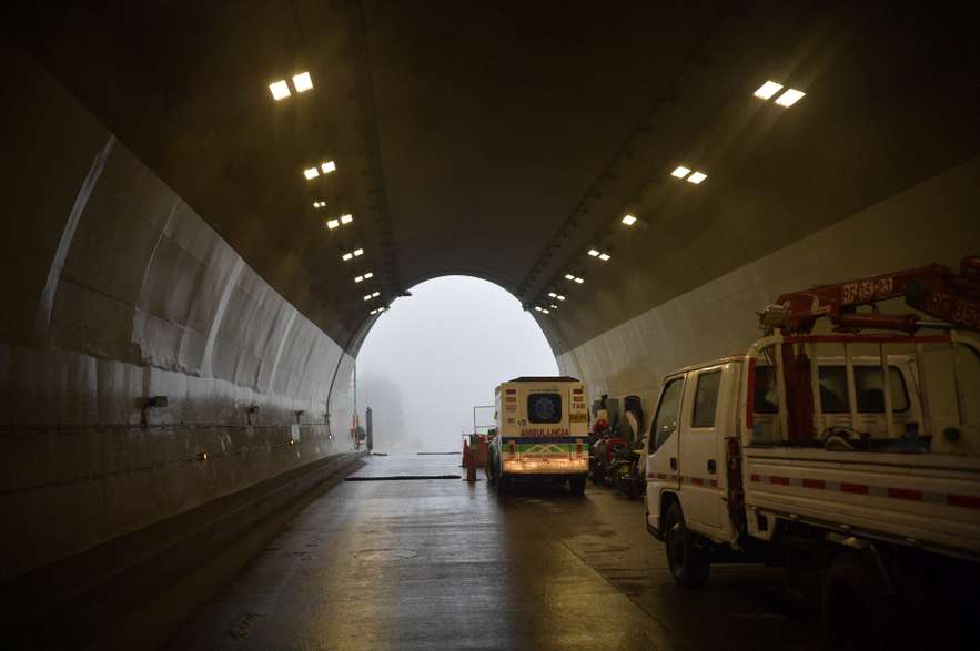 Fotografía del interior del túnel en el Alto de La Línea en la que se ven carros de emergencia y servicio técnico.