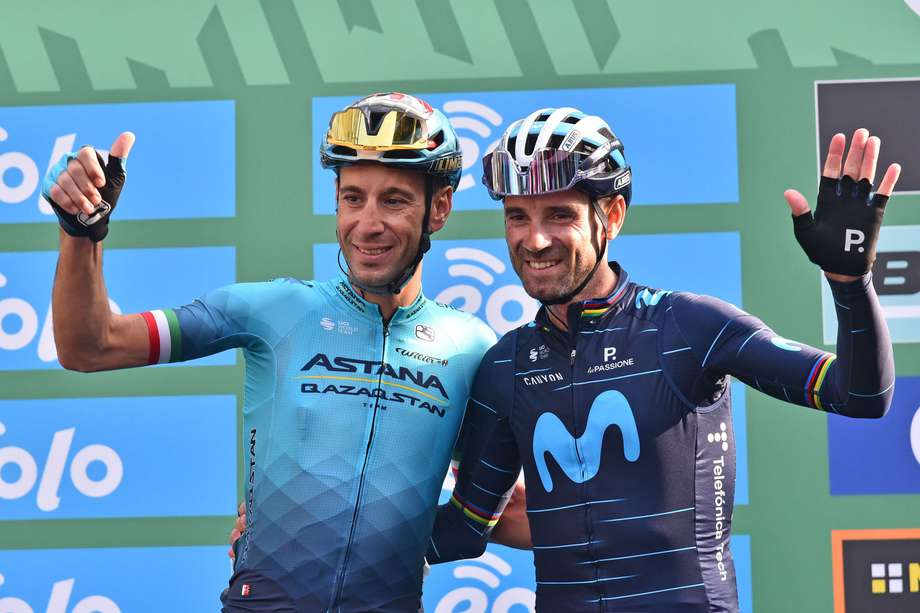 Vincenzo Nibali y Alejandro Valverde son homenajeados durante el Giro de Lombardía. //EFE/EPA/MICHELE MARAVIGLIA
