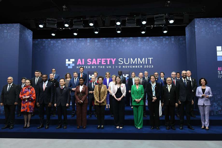 Ministros y representantes de varios países durante la cumbre sobre seguridad en la inteligencia artificial en Bletchley Park, Reino Unido.
