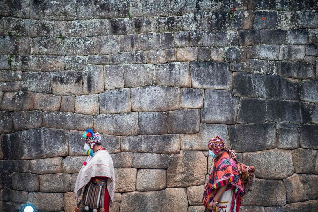 Bajo una fina llovizna y luces multicolores, por la noche se celebró un ritual inca para agradecer a los dioses por la reapertura de la ciudadela, que usualmente solo recibe visitantes de día y que fue declarada patrimonio de la humanidad por la Unesco en 1983.