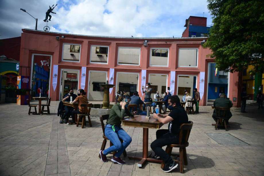 En el centro de Bogotá algunos restaurantes abrieron sus puertas aprovechando espacios públicos para ubicar las mesas.