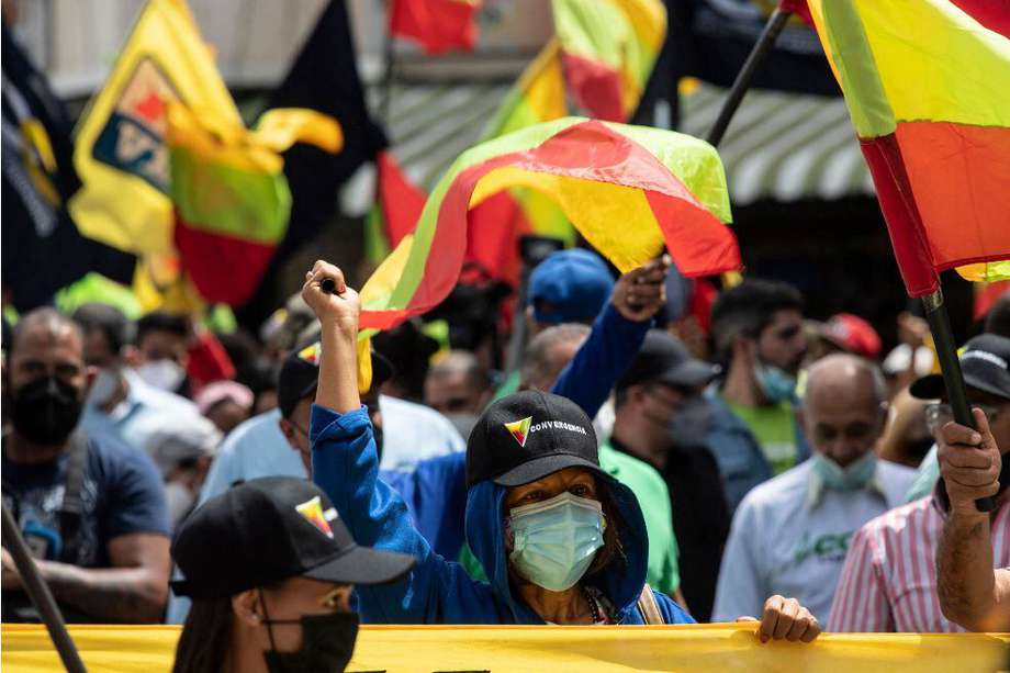 Unos 600 opositores se reunieron en una avenida de Caracas, cerca a una de las calles por las que transcurrió una marcha chavista, en el marco del Día de la Juventud.