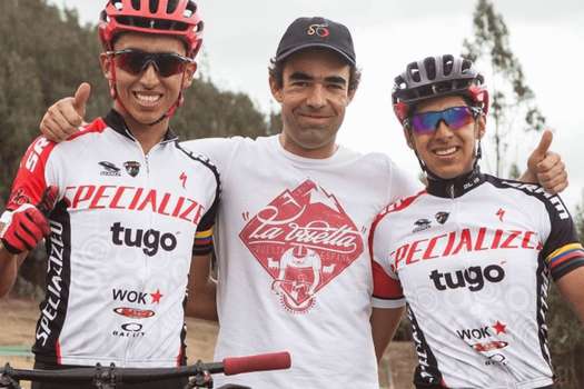 Egan Bernal (der.) y su patrocinador Pablo Mazuera (centro) con Brandon Rivera.  / Cortesía