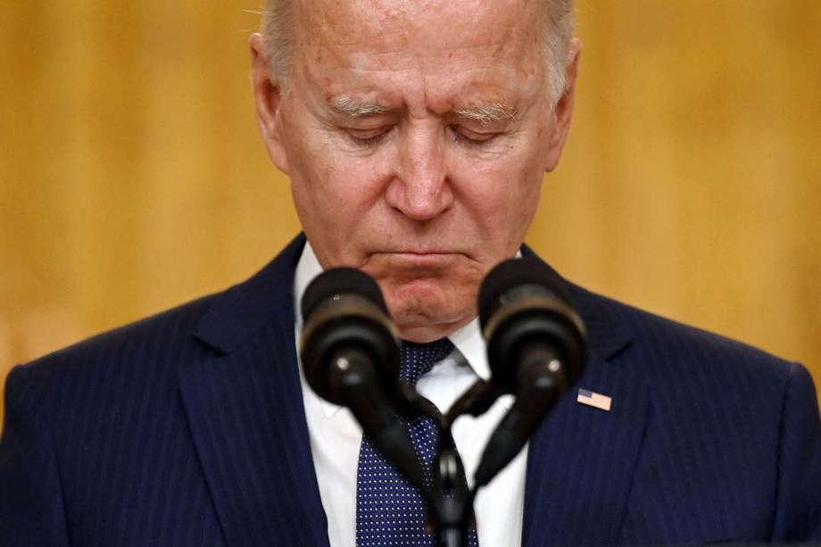El presidente Joe Biden prometió seguir con las evacuaciones de Afganistán, tras los atentados.