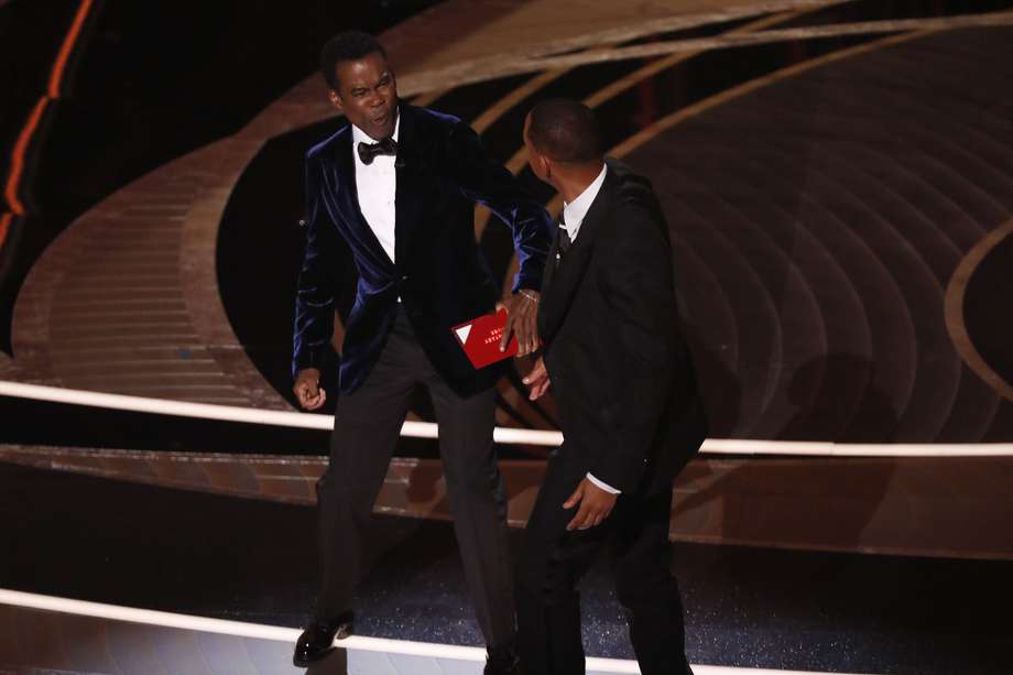 Momento en que Will Smith (derecha) le da una cachetada a Chris Rock (izquierda) durante la 94.ª edición de los Premios Óscar. 

