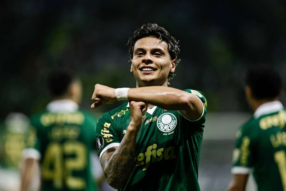 Richard Ríos Montoya, de Palmeiras, celebra un gol este miércoles su gol ante Independiente del Valle (IDV) en el estadio Allianz Parque en Sao Paulo (Brasil).