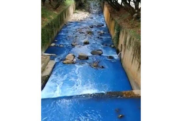 ¿Por qué el agua de la quebrada La Ayurá, en Envigado, estaba azul?