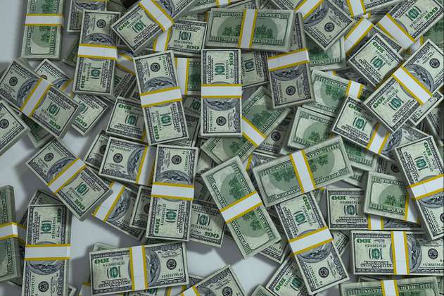 Mujer se comió 57 billetes de cien dólares tras discutir con su pareja